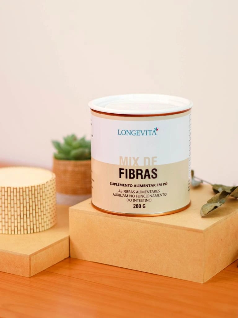 Pote de Mix de Fibras da Longevitá sobre um bloco de madeira