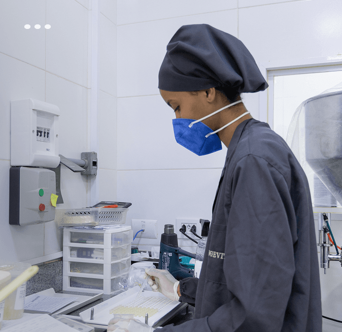 Farmacêutica preparando fórmula no laboratório